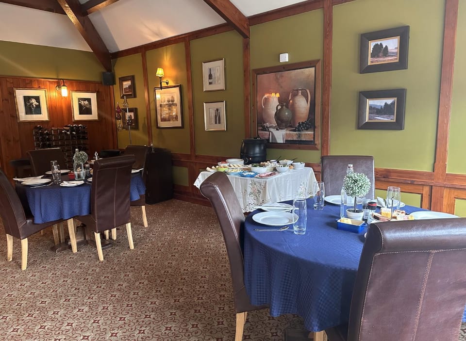 Restaurant/places to eat, Restaurant/places to eat, Food and drinks, Banquet/Function facilities, Food