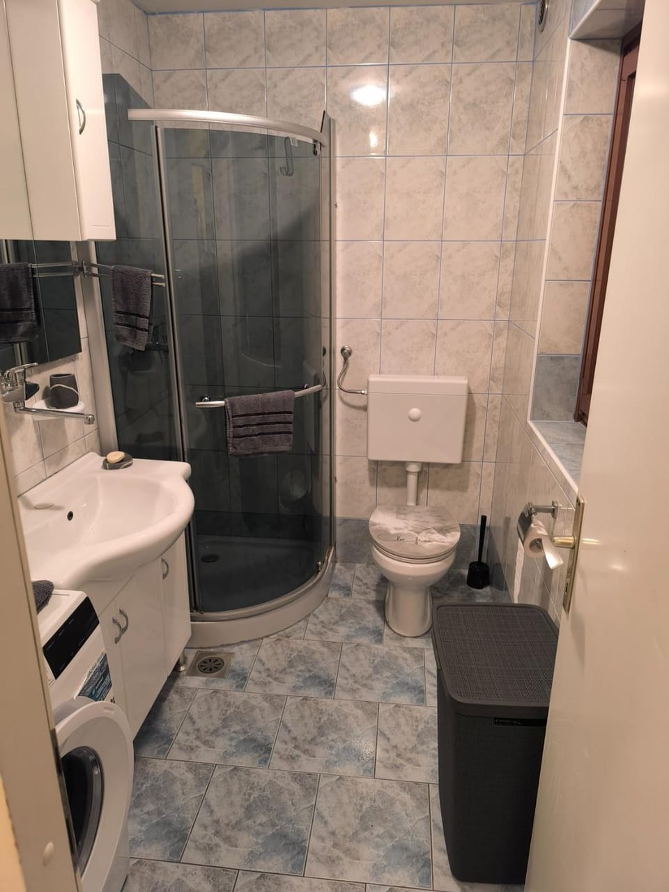Shower, Toilet, towels