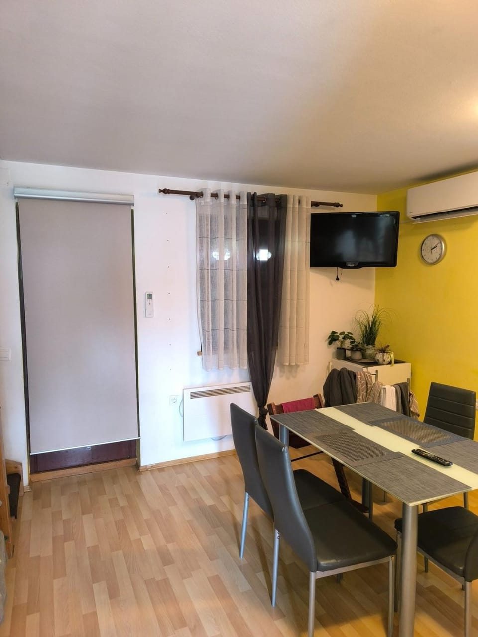 TV and multimedia, Seating area, Dining area