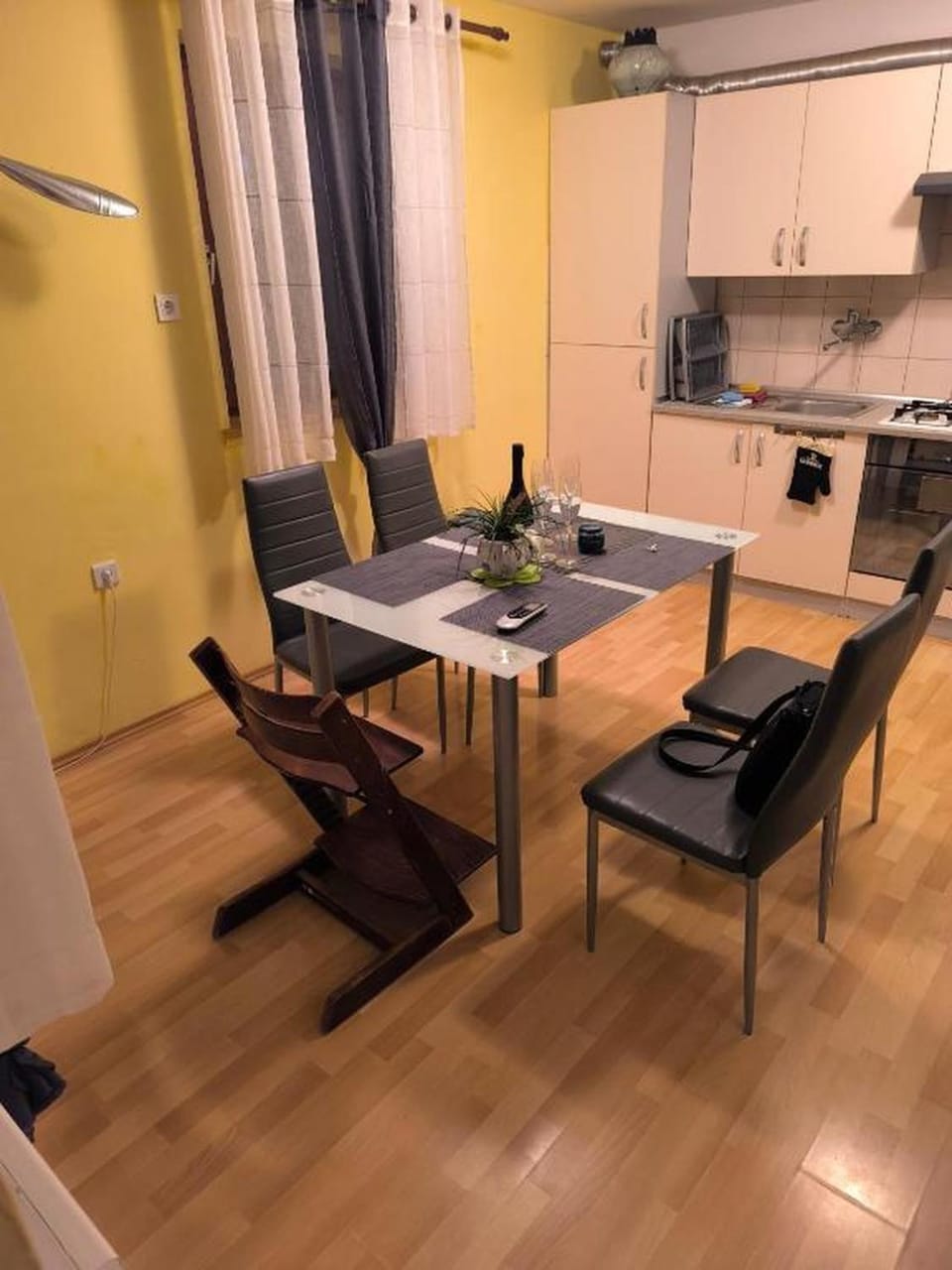 Dining area, Drinks, kitchen