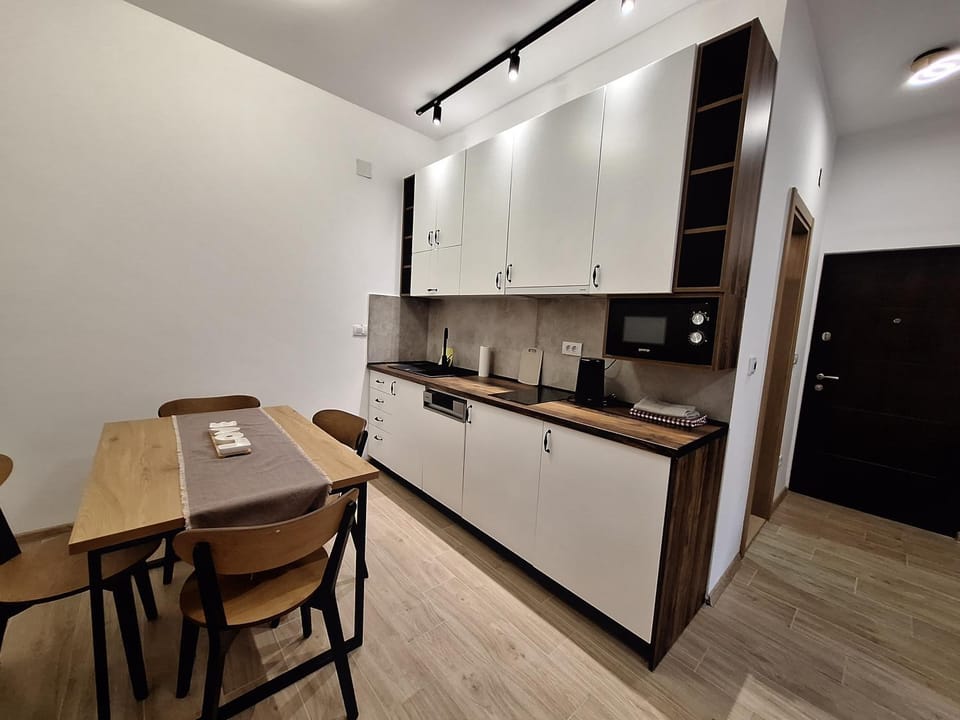 Kitchen or kitchenette, Dining area