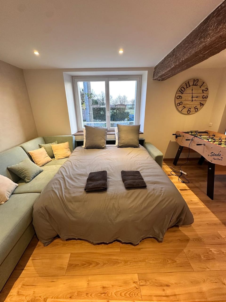 Bed, Seating area