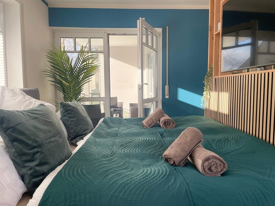 Bed, Photo of the whole room, Bedroom, towels