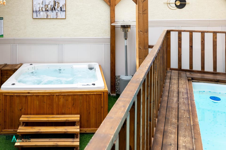 Hot Tub, Swimming pool