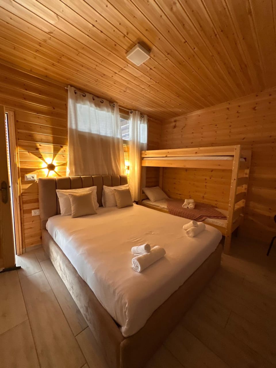 Bedroom, bunk bed, towels