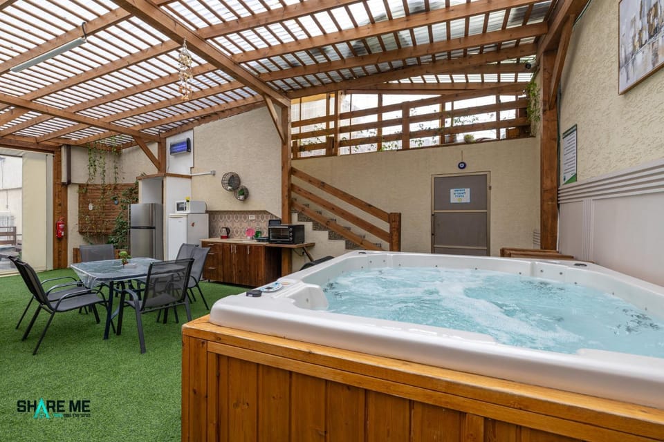 Garden, Hot Tub, Kitchen or kitchenette