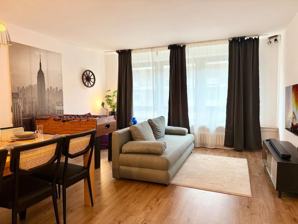 TV and multimedia, Living room, Seating area, Dining area
