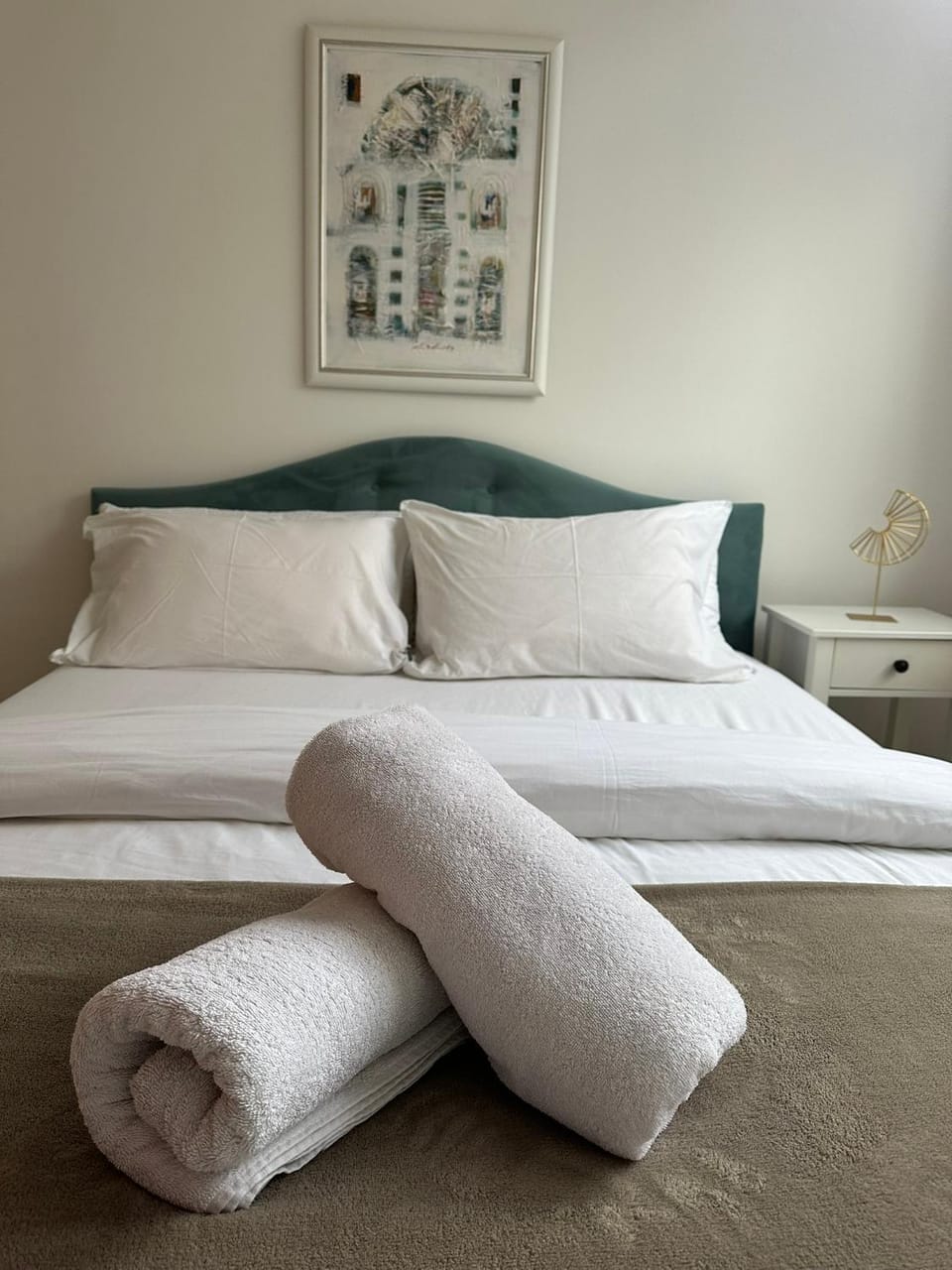 Bed, Bedroom, towels