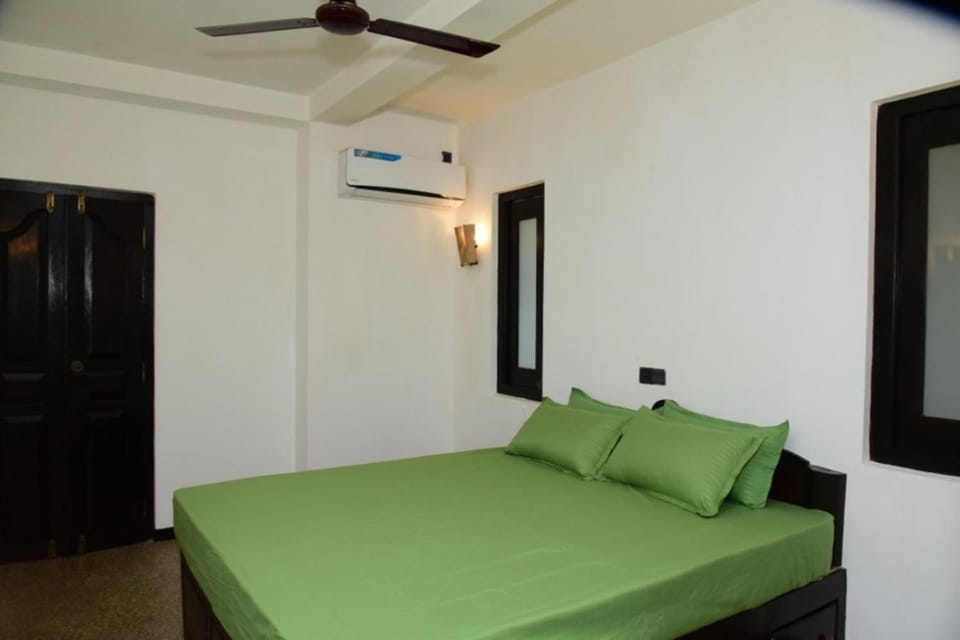 Bed, Photo of the whole room, Bedroom, air conditioner