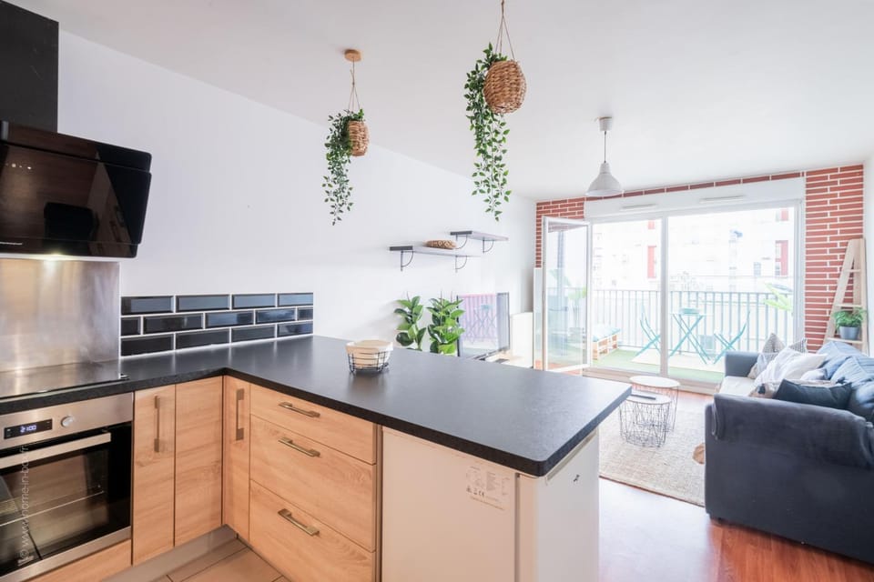 Kitchen or kitchenette, Living room, Seating area, Dining area, stove