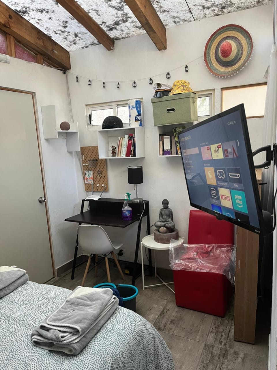 Bed, TV and multimedia, Photo of the whole room, Bedroom