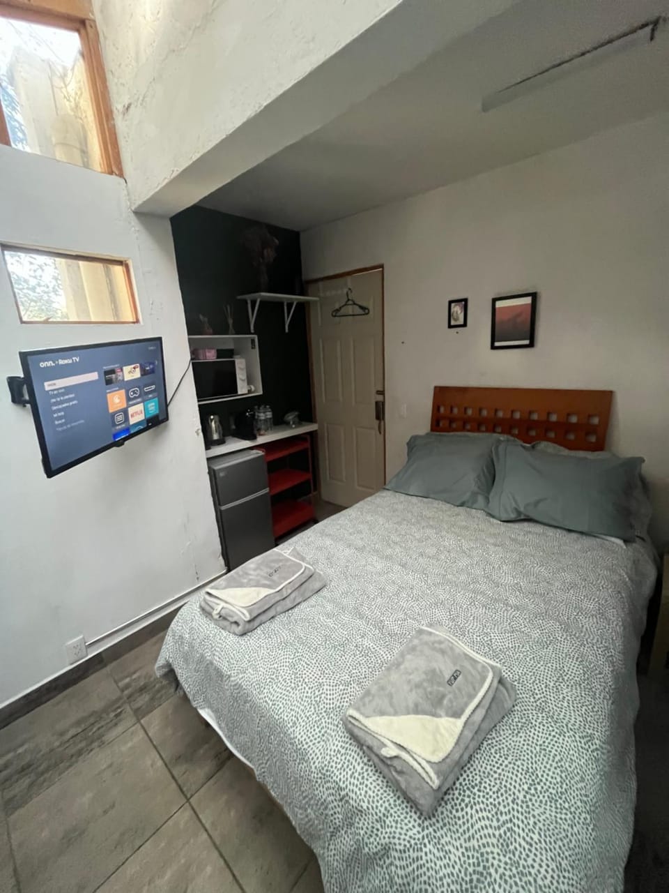 Bed, TV and multimedia, Photo of the whole room, Bedroom, towels