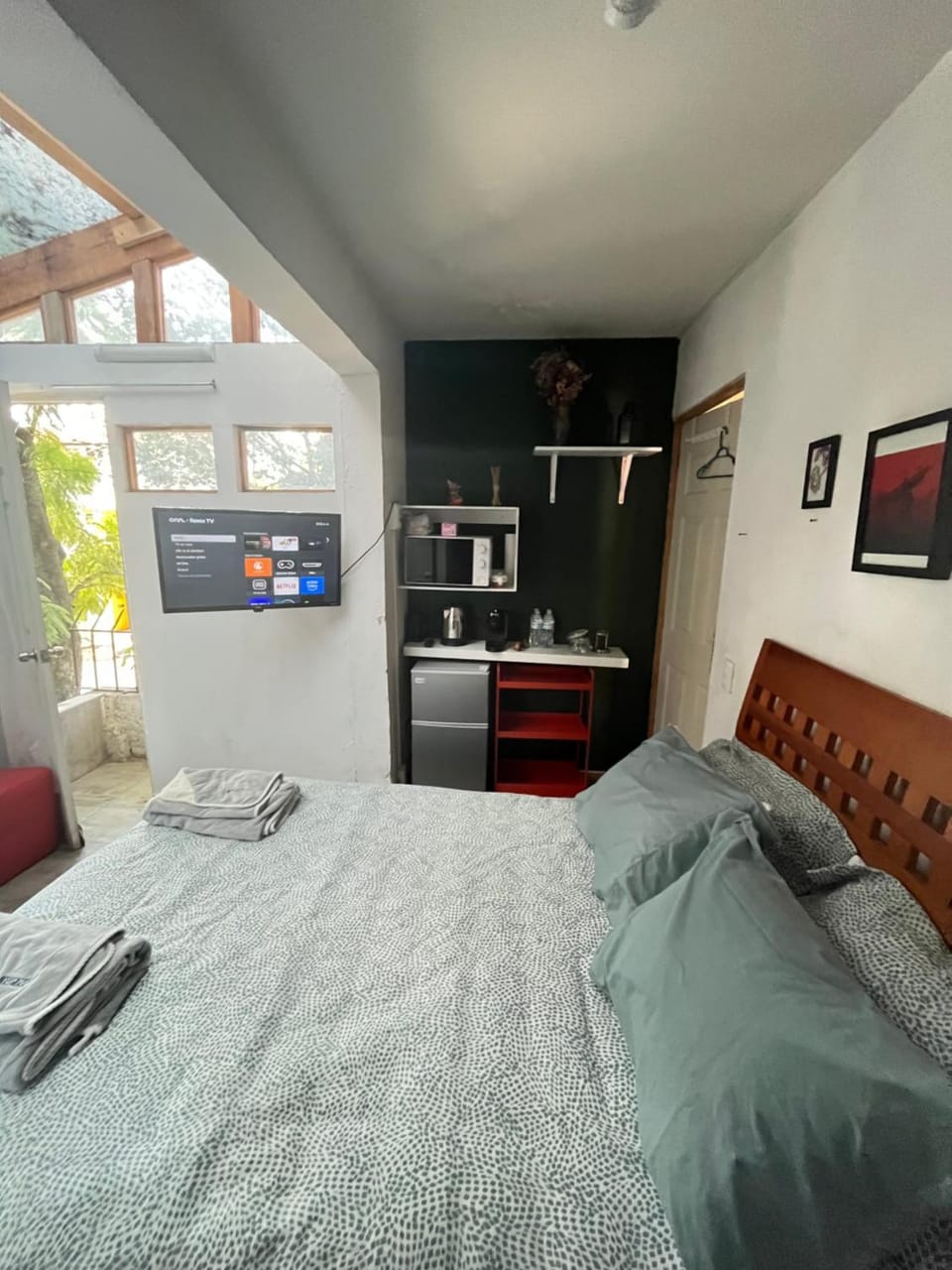 Bed, TV and multimedia, Photo of the whole room, Bedroom