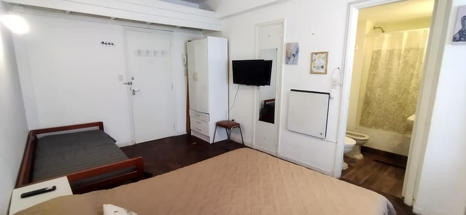 Bed, TV and multimedia, Bedroom
