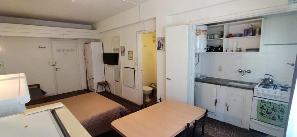 Kitchen or kitchenette, Dining area, oven