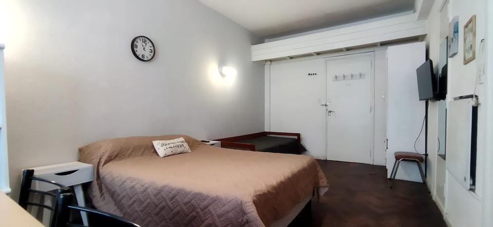 Bed, TV and multimedia, Bedroom