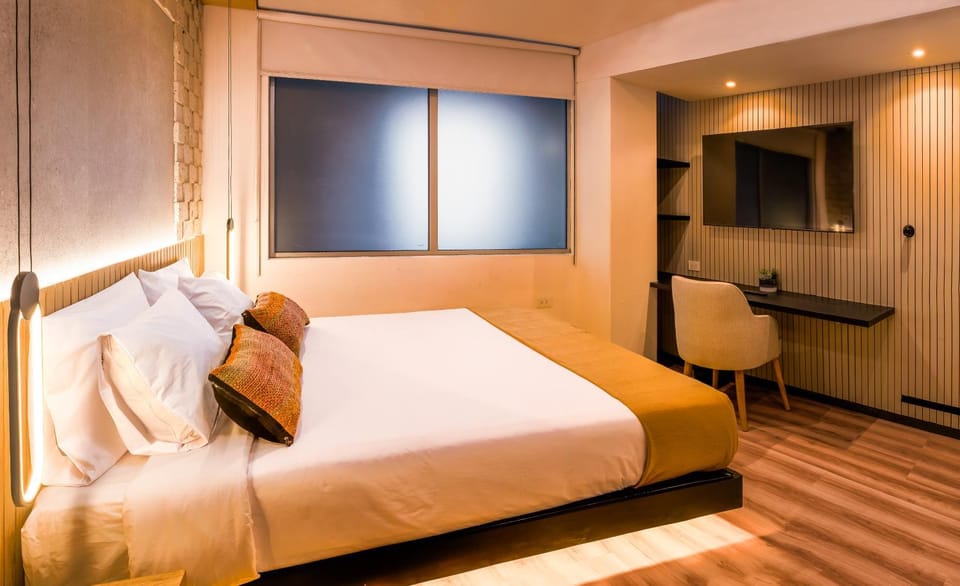 Bed, TV and multimedia, Photo of the whole room, Bedroom