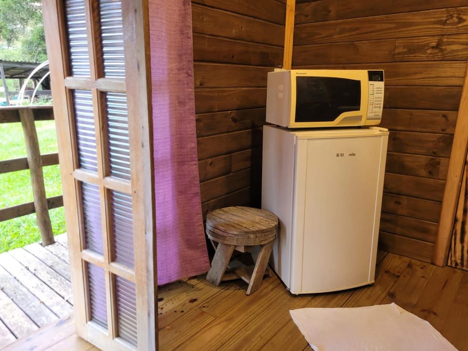 Kitchen or kitchenette, minibar