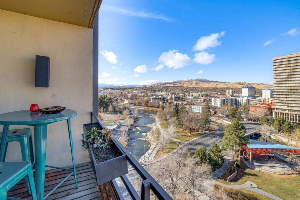 Luxe Dtwn Reno Penthouse ~ 3 Mi to Casinos! House in Reno