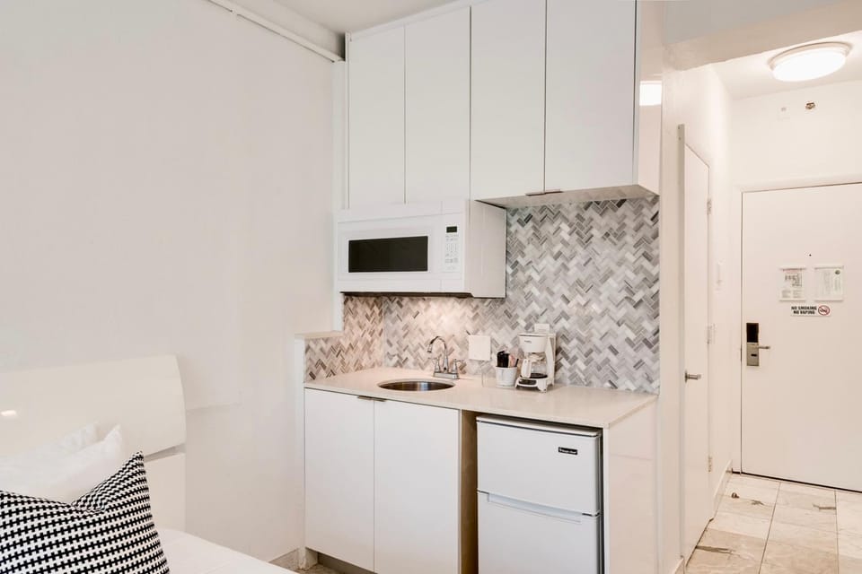 Best Beach Location - Wi-Fi, TV & Amenities Apartment in Flamingo Lummus