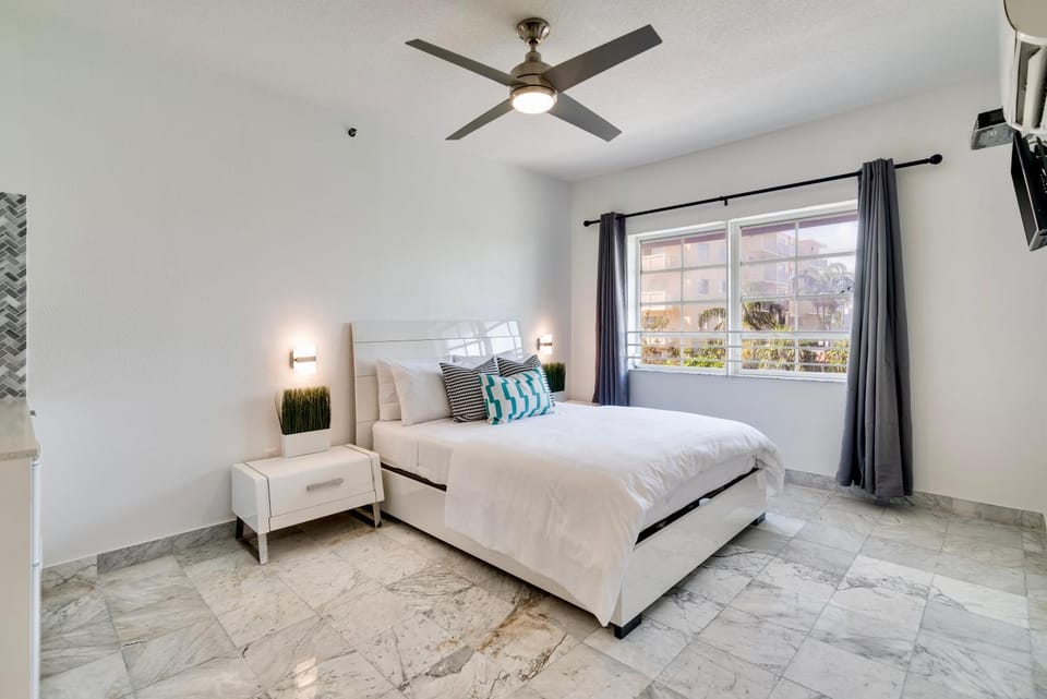 Best Beach Location - Wi-Fi, TV & Amenities Apartment in Flamingo Lummus