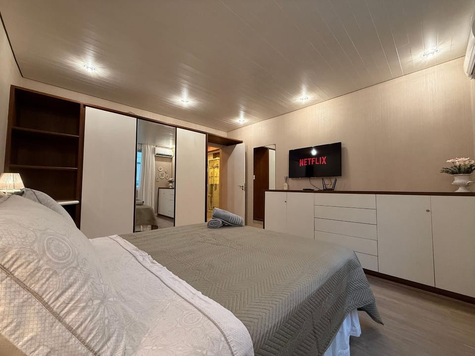 Bed, TV and multimedia, Bedroom, wardrobe