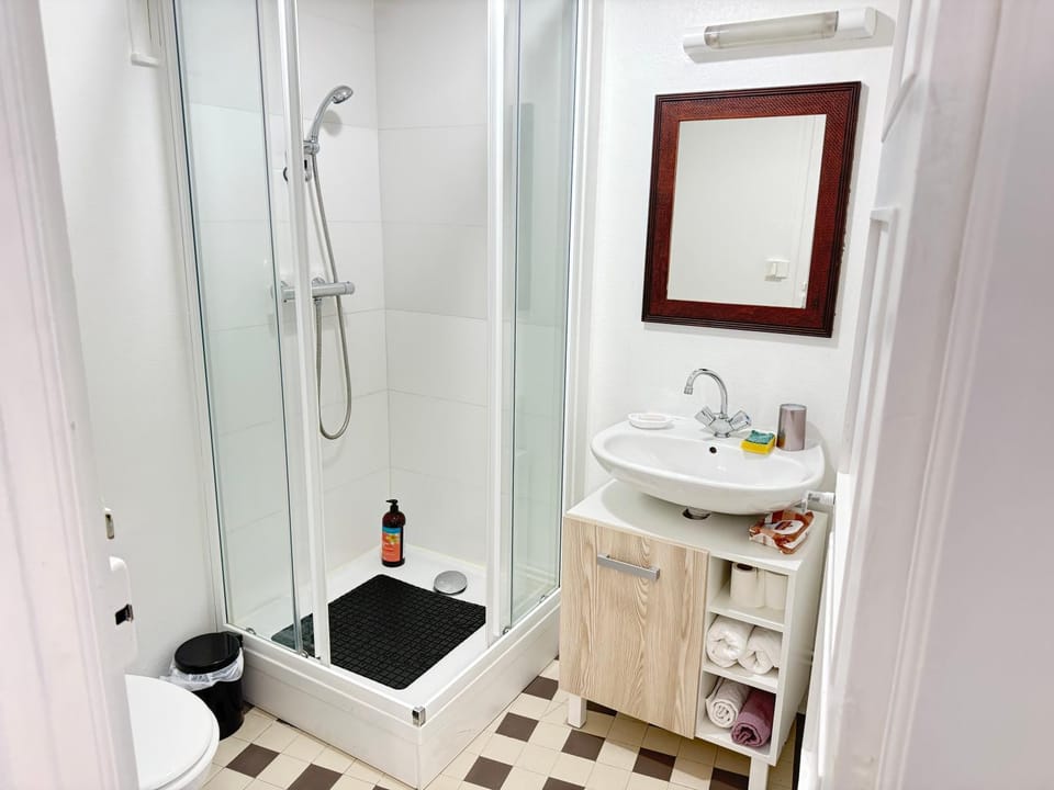 Shower, Bathroom, towels