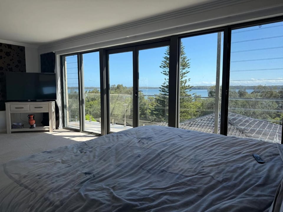 Stay on Lee- Pet friendly- Beach view & inside gym House in Culburra Beach