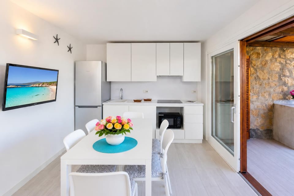 Kitchen or kitchenette, Dining area, stove