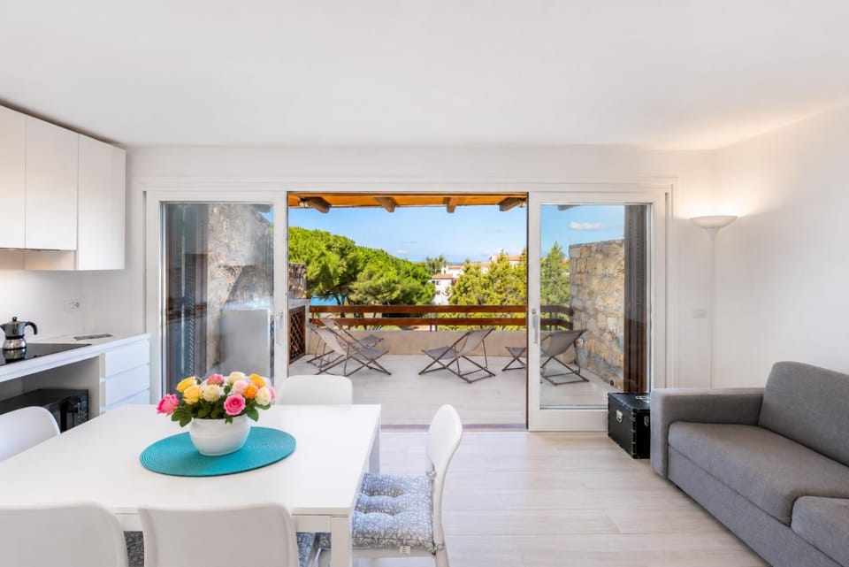 Balcony/Terrace, Kitchen or kitchenette, Living room, Dining area