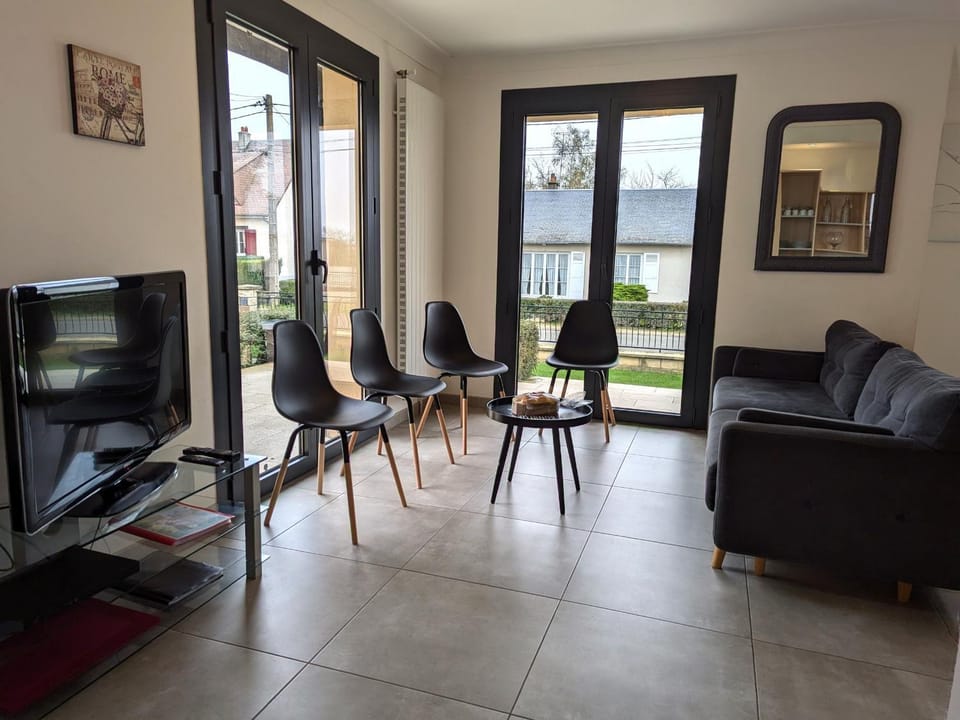 Maison moderne avec jardin, animaux acceptés, Wi-Fi, stationnement privé - FR-1-590-539 House in Centre-Val de Loire