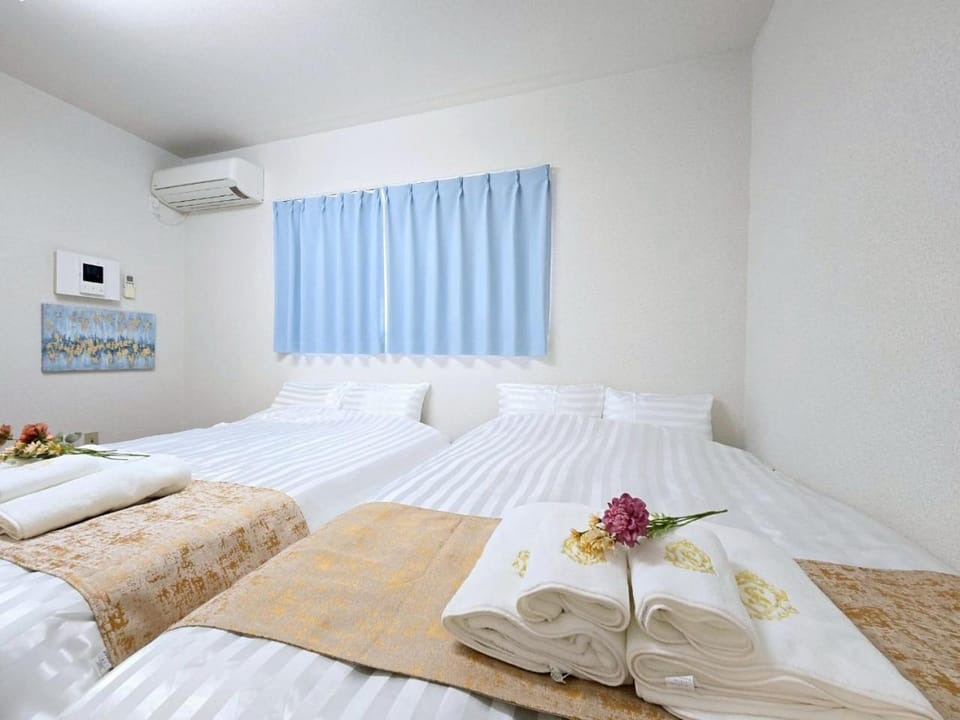 Bed, Photo of the whole room, Bedroom, towels, air conditioner