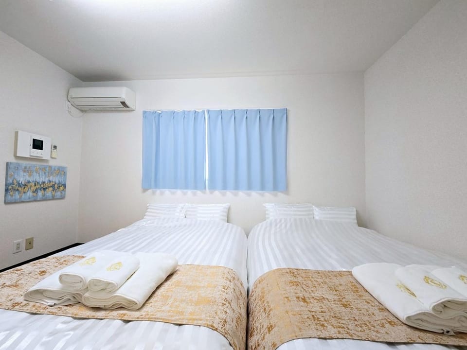 Property building, Bed, Photo of the whole room, Bedroom, towels, air conditioner