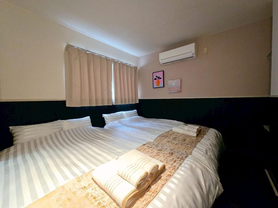 Bed, Photo of the whole room, Bedroom, air conditioner
