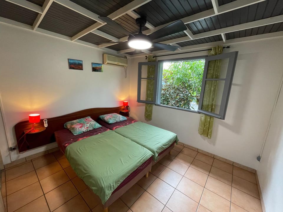 Gîte Confortable avec Piscine Partagée et Jardin à Saint-Louis - FR-1-786-41 House in Réunion