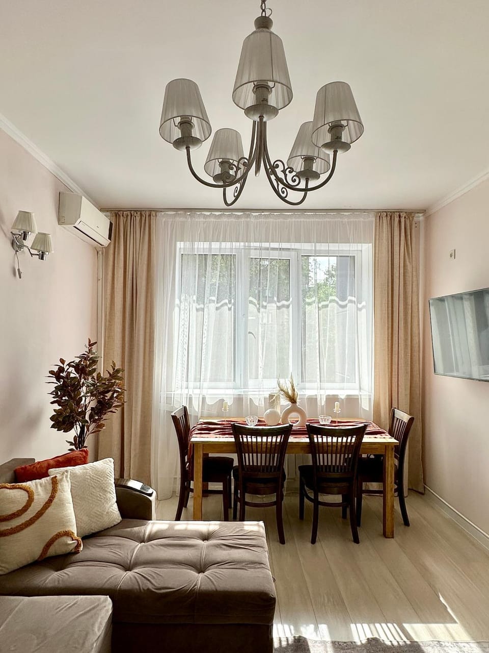 Communal lounge/ TV room, TV and multimedia, Seating area, Dining area, furniture, air conditioner