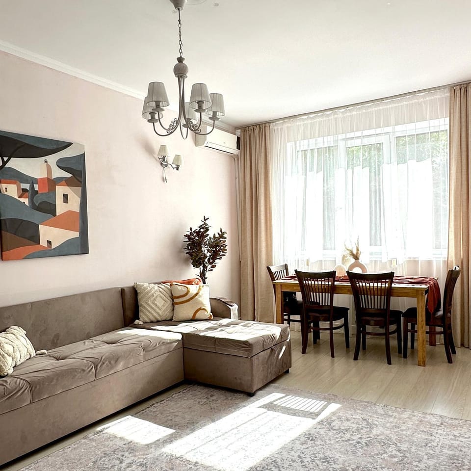 Communal lounge/ TV room, Seating area, Dining area, furniture, air conditioner