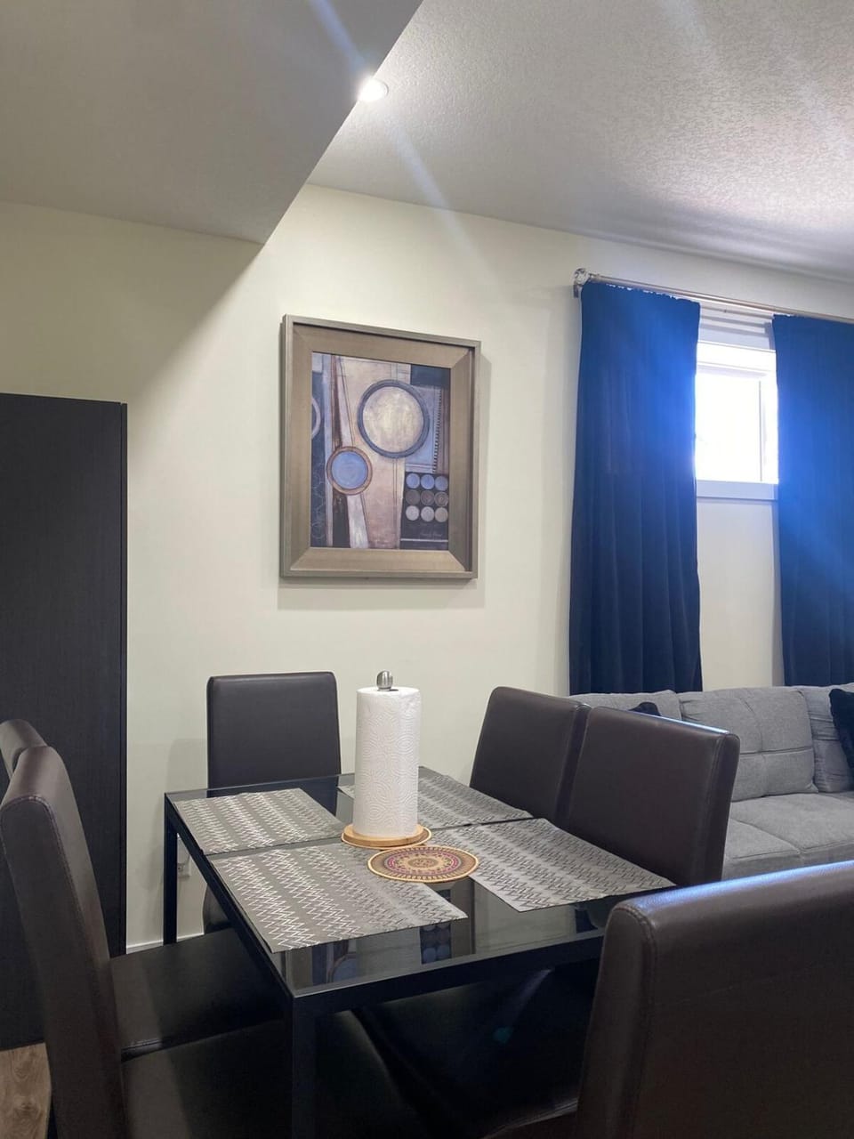 Charming Oasis Tranquil Suite 8 min Airport, AC Apartment in Calgary