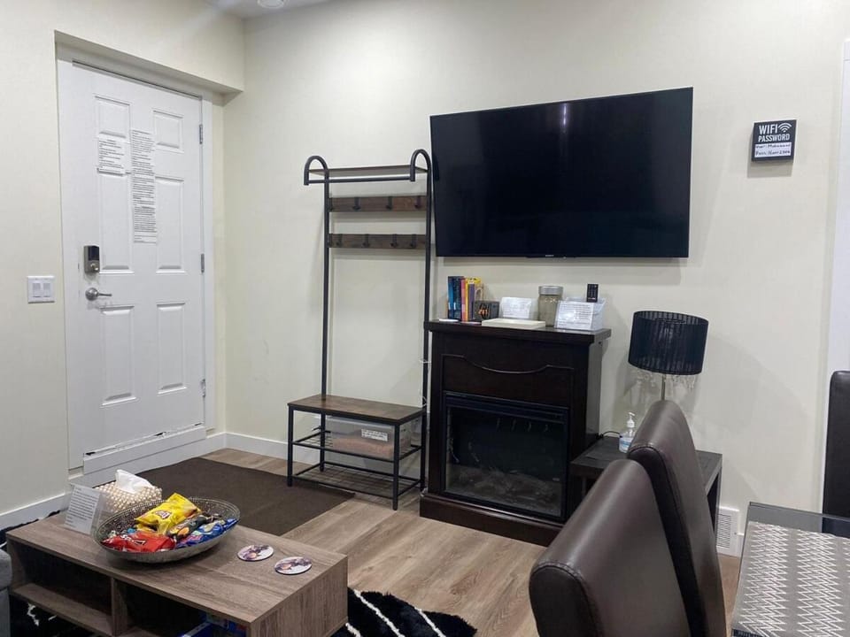 Charming Oasis Tranquil Suite 8 min Airport, AC Apartment in Calgary