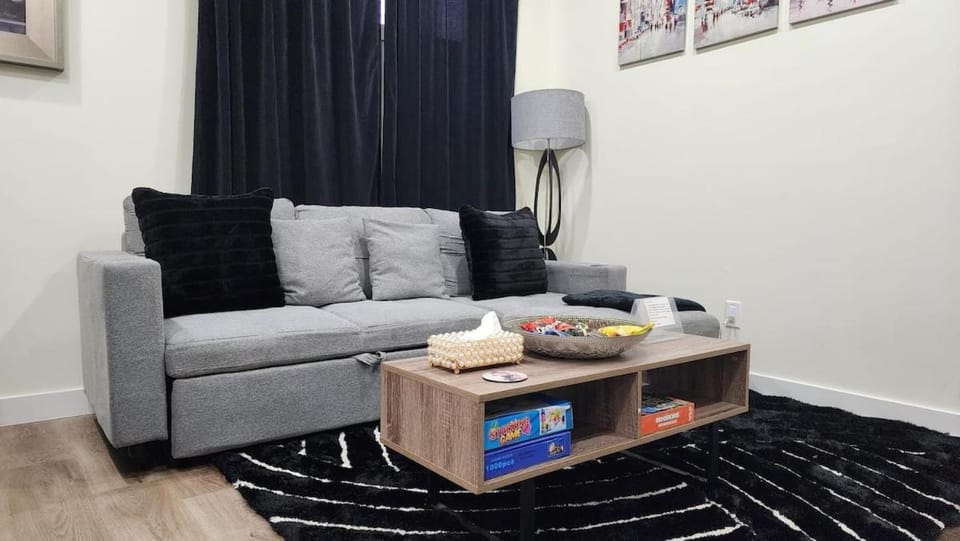 Charming Oasis Tranquil Suite 8 min Airport, AC Apartment in Calgary