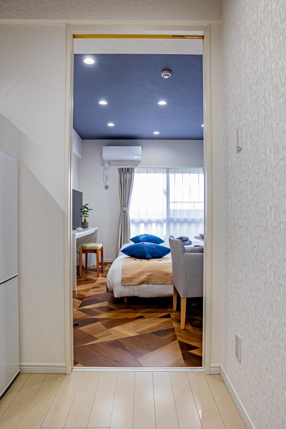 Bed, Living room, Photo of the whole room, Bedroom