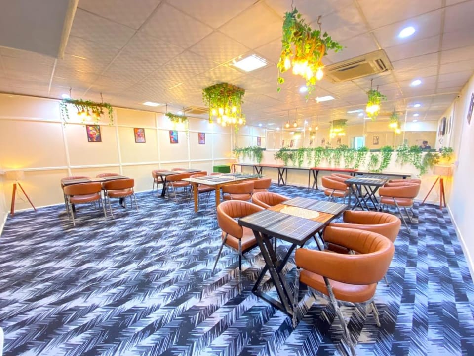 Restaurant/places to eat, Restaurant/places to eat, Balcony/Terrace, Living room, Banquet/Function facilities, Seating area