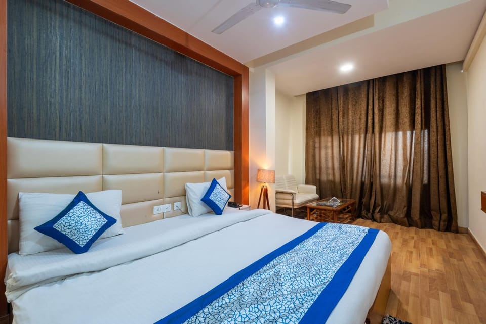 Bed, Photo of the whole room, Seating area, Bedroom
