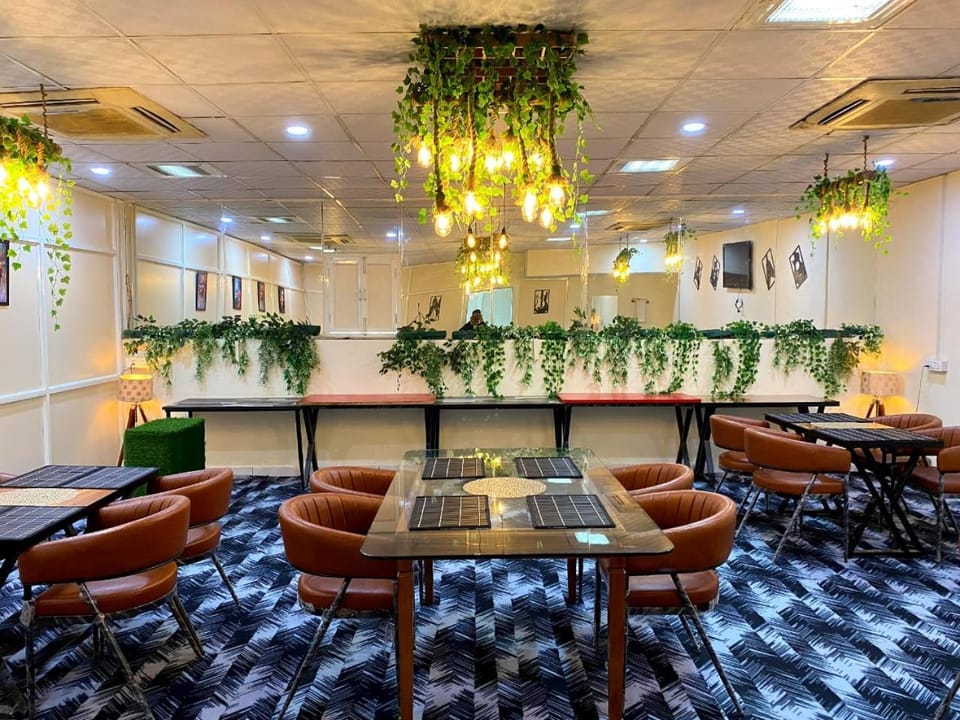 Restaurant/places to eat, Seating area