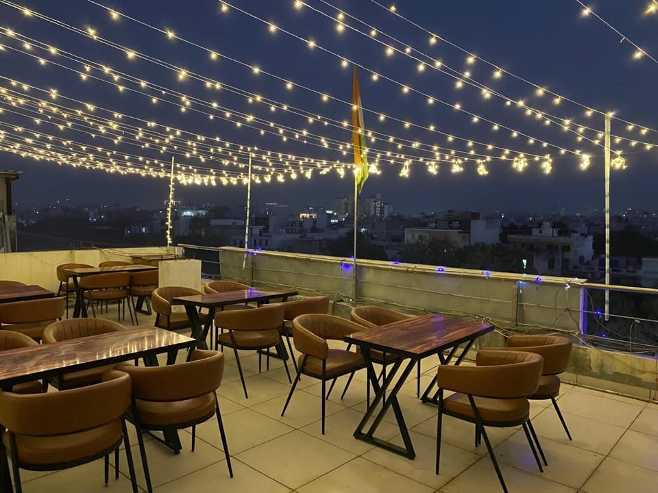 Restaurant/places to eat, Restaurant/places to eat, Night, Balcony/Terrace, Banquet/Function facilities, Seating area