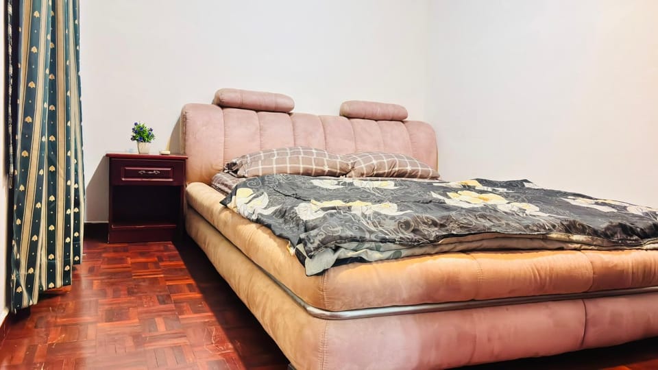 Bed, Living room, Photo of the whole room, Seating area, Bedroom