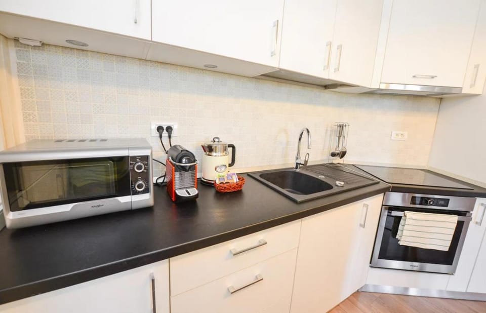 Coffee/tea facilities, Kitchen or kitchenette, stove, toaster