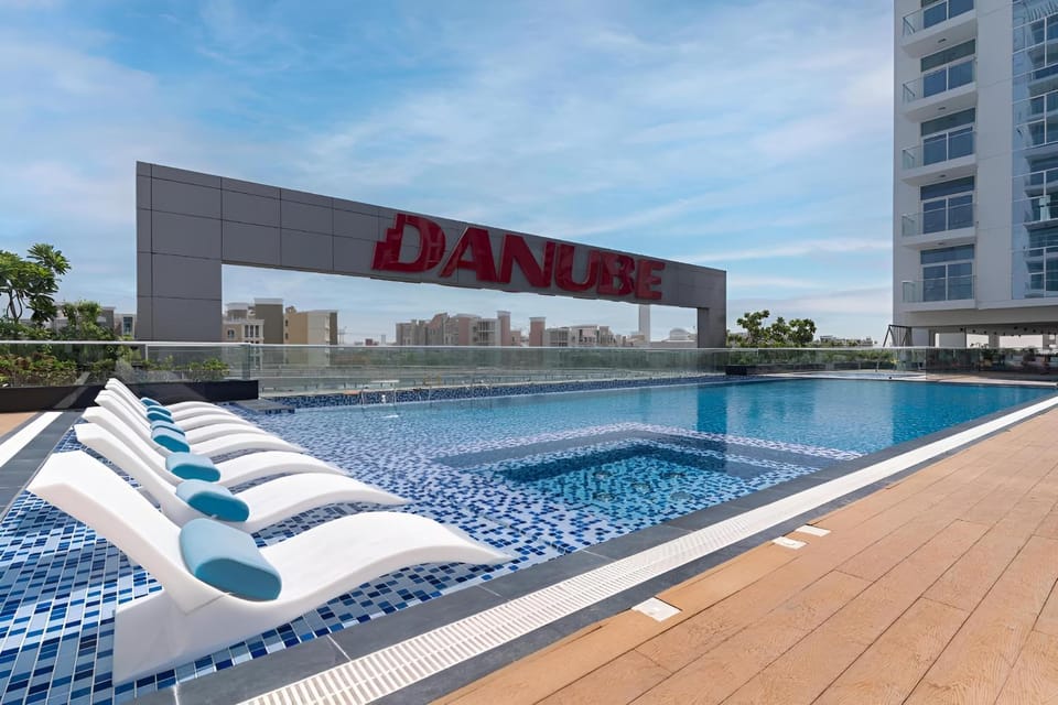 Property building, Day, Pool view, Swimming pool, Swimming pool