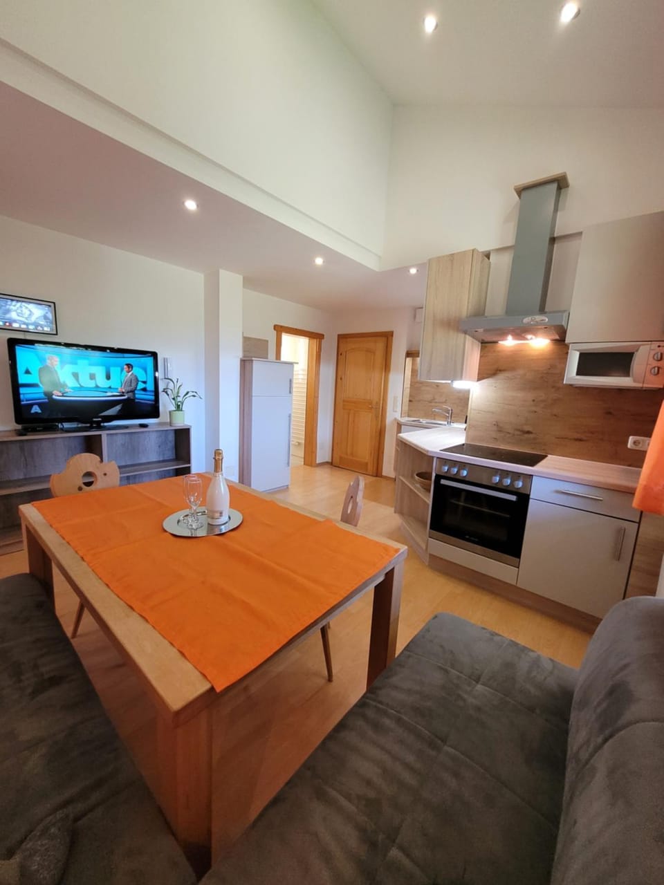 TV and multimedia, Living room, Photo of the whole room, Food, dishwasher, stove, kitchen