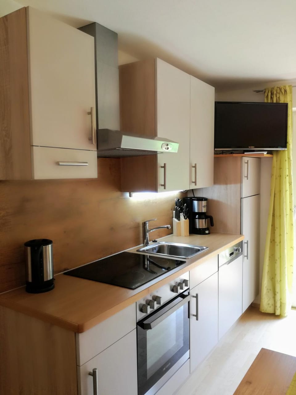 Coffee/tea facilities, Kitchen or kitchenette, Decorative detail, Garden view, Mountain view, River view